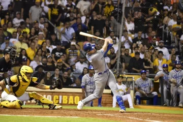 Hayden-Senger-disparo-jonron-yu-doble-empujador-en-triunfo-del-Liceyu-8-7-sobre-Aguilas_25.11.25-360x240