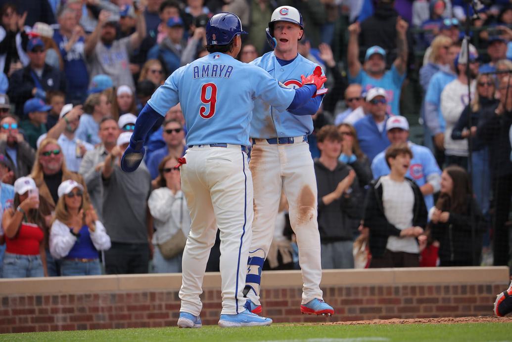Pete Crow-Armstrong, de los Chicago Cubs (derecha), celebra con Miguel Amaya (9) tras su jonrón de dos carreras durante la sexta entrada del partido de béisbol contra los Houston Astros, el viernes 22 de mayo de 2026